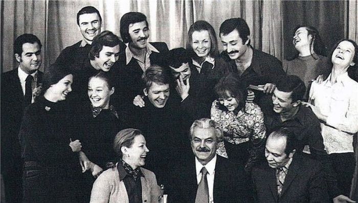 Сергей Бондарчук и Ирина Скобцева со своими студентами. / Фото: www.vk.me Сергей Бондарчук и Ирина Скобцева со своими студентами. / Фото: www.vk.me