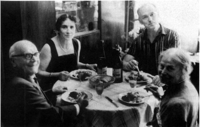 Святослав Рихтер с Ниной Дорлиак, мамой Анной Павловной и ее мужем. / Фото: www.bgconv.com Святослав Рихтер с Ниной Дорлиак, мамой Анной Павловной и ее мужем. / Фото: www.bgconv.com