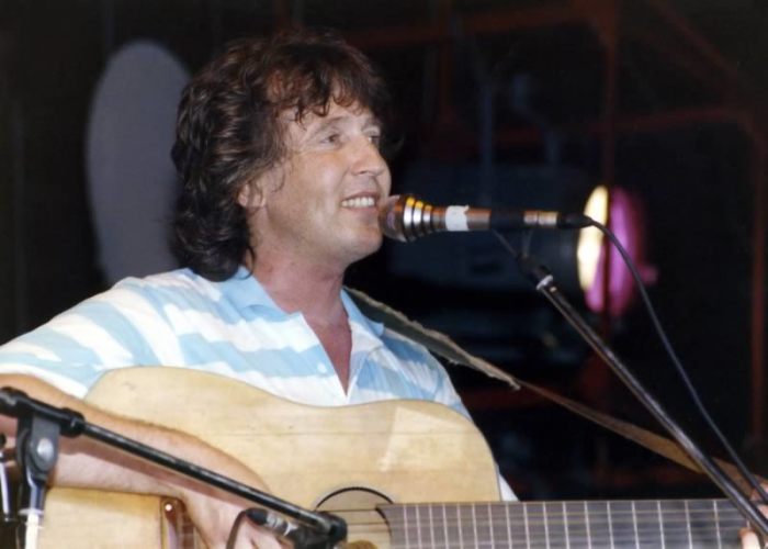 Уже в институте Вячеслав Малежик освоил гитару. / Фото: www.malezhik.ru Уже в институте Вячеслав Малежик освоил гитару. / Фото: www.malezhik.ru