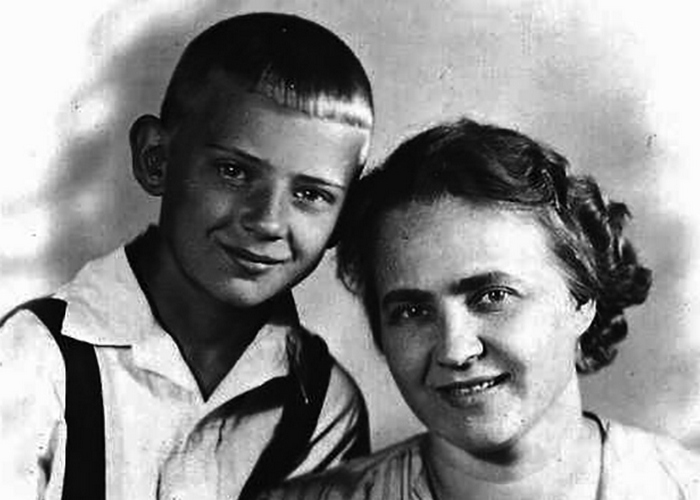 Юрий Визбор с мамой. / Фото: 24smi.org Юрий Визбор с мамой. / Фото: 24smi.org