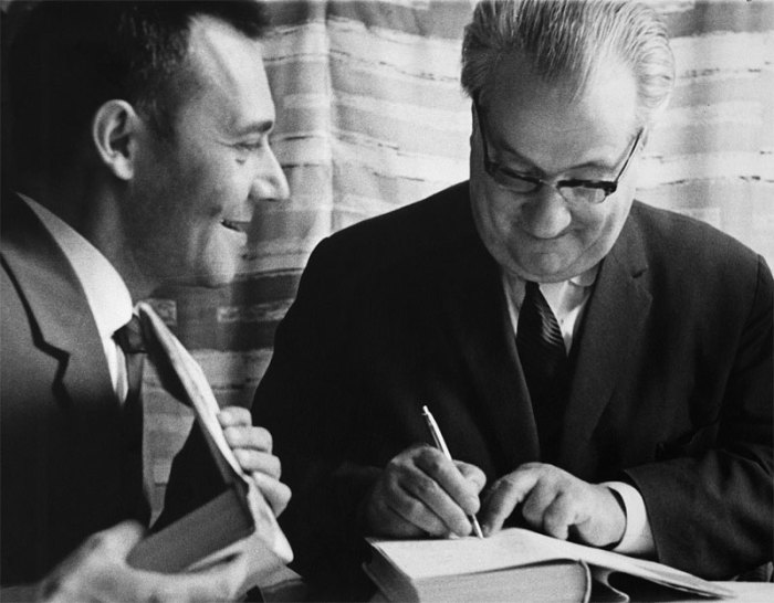 Ираклий Андроников раздаёт автографы. Ираклий Андроников раздаёт автографы.