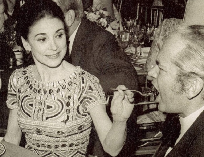 Марго Фонтейн кормит с ложечки своего мужа. | Фото:img0.li veinternet.ru. Марго Фонтейн кормит с ложечки своего мужа. | Фото:img0.li veinternet.ru.