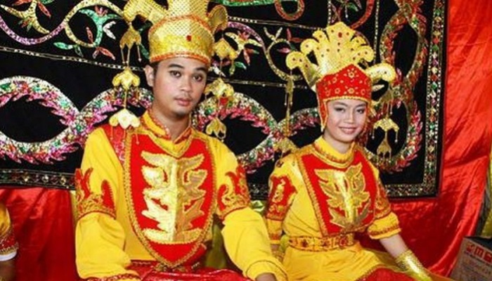 Жениху и невесте приходится сдерживаться от похода в туалет целых три дня. | Фото: amazinglife.tv. Жениху и невесте приходится сдерживаться от похода в туалет целых три дня. | Фото: amazinglife.tv.