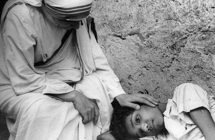 Мать Тереза возле тяжело больного мальчика. | Фото: osv.com. Мать Тереза возле тяжело больного мальчика. | Фото: osv.com.