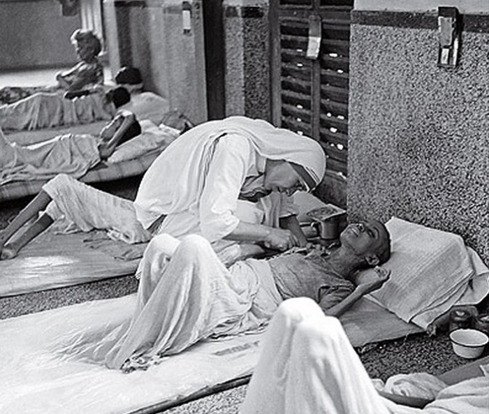 Мать Тереза возле тяжело больного мальчика. | Фото: u.kanobu.ru. Мать Тереза возле тяжело больного мальчика. | Фото: u.kanobu.ru.