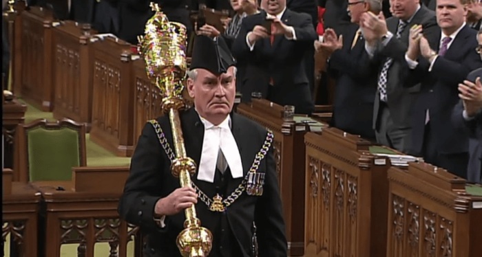 Вынос парламентского жезла - ритуал, прошедший сквозь века. | Фото: theconversation.com.