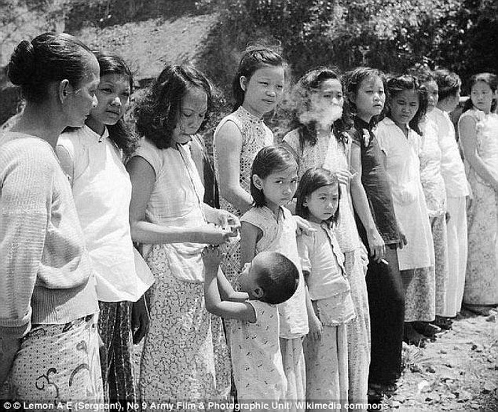 Комфортные женщины после освобождения. Андаманские острова, 1945 год. Комфортные женщины после освобождения. Андаманские острова, 1945 год.