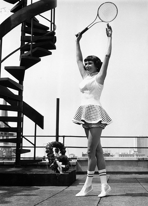 Одежда теннисистки, украшенная геометрическим орнаментом. Одежда теннисистки, украшенная геометрическим орнаментом.