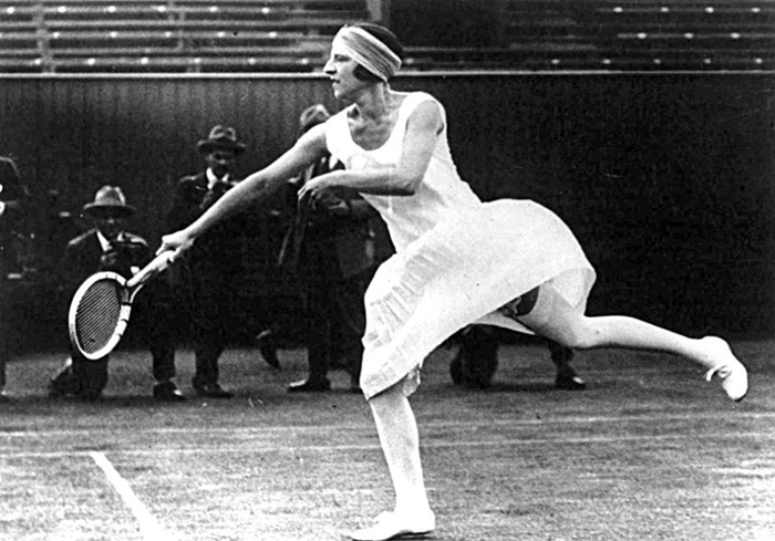 Сюзанн Рашель Флора Ленглен во время турнира. Сюзанн Рашель Флора Ленглен во время турнира.