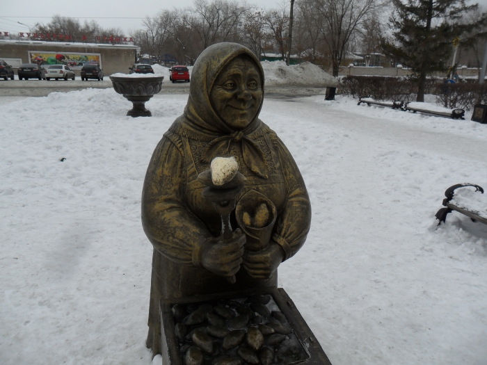 Памятник орскому пирожку. Памятник орскому пирожку.