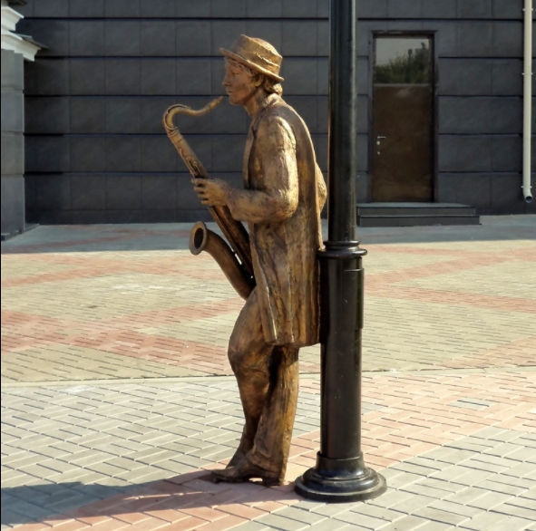 Саксафонист у драмтеатра. Саксафонист у драмтеатра.