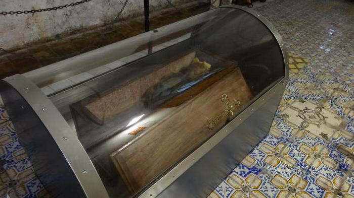 Гроб с Розалией Ломбардо помещен в воздухонепроницаемый контейнер. | Фото: dayswoman.ru.