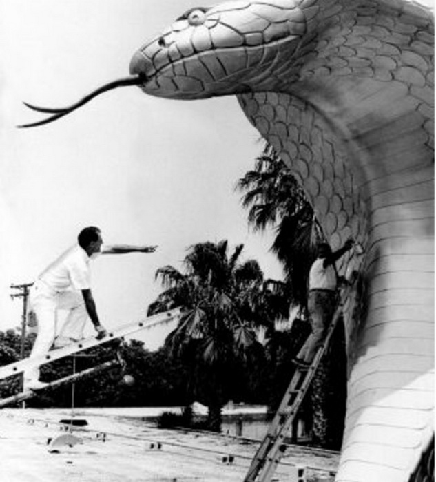 Вход в серпентарий украшала гигантская фигура ядовитой змеи. Вход в серпентарий украшала гигантская фигура ядовитой змеи.