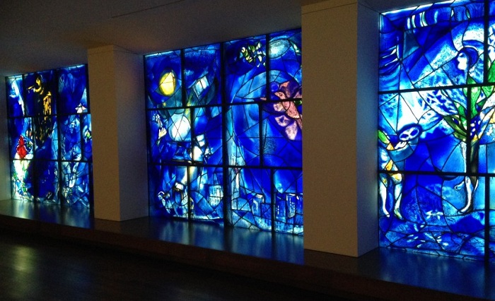 Витраж «Окно мира» в приемном зале здания Генеральной Ассамблеи ООН. Автор: Марк Шагал. Витраж «Окно мира» в приемном зале здания Генеральной Ассамблеи ООН. Автор: Марк Шагал.