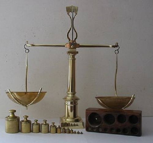 Рычажные весы. | Фото: uk.wikipedia.org. Рычажные весы. | Фото: uk.wikipedia.org.