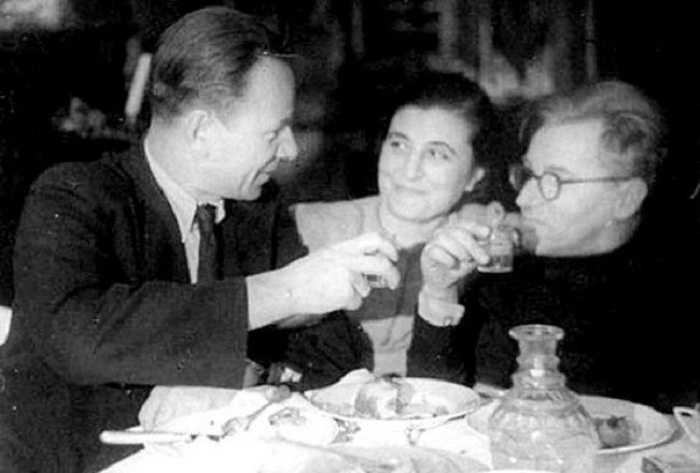 Михаил Булгаков и драматург Сергей Ермолинский с женой Михаил Булгаков и драматург Сергей Ермолинский с женой