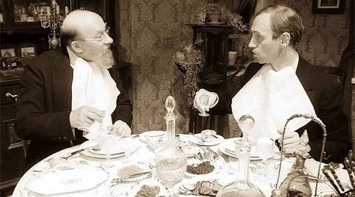 Евгений Евстигнеев (профессор Преображенский) и Борис Плотников (доктор Борменталь) в фильме «Собачье сердце» (1988 г.) Евгений Евстигнеев (профессор Преображенский) и Борис Плотников (доктор Борменталь) в фильме «Собачье сердце» (1988 г.)