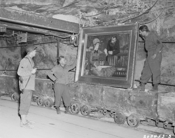 Трое американских солдат у картины Монэ «Зимний сад» в шахте немецкого городка Меркерс в 1945 году. Трое американских солдат у картины Монэ «Зимний сад» в шахте немецкого городка Меркерс в 1945 году.
