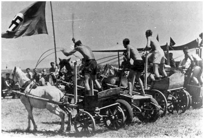 Развлечения солдат вермахта во время отдыха на Восточном фронте. Развлечения солдат вермахта во время отдыха на Восточном фронте.