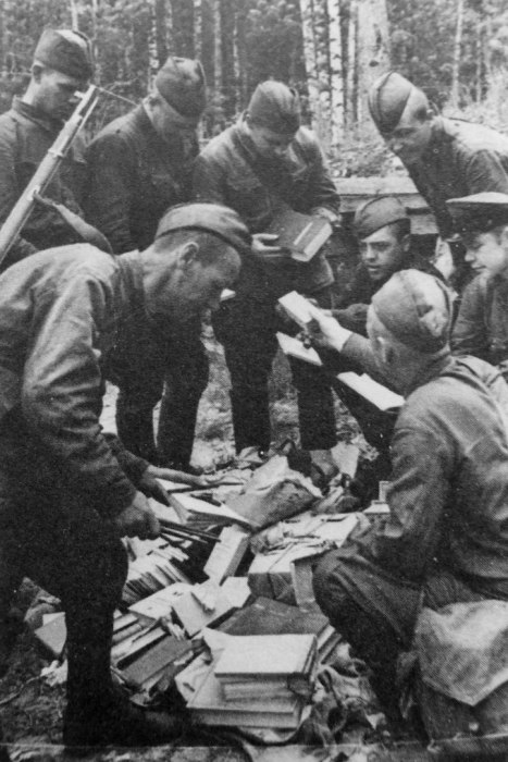 Бойцы покупают книги и бумагу в походной палатке военторга. Ленинградский фронт, 1942 год. Бойцы покупают книги и бумагу в походной палатке военторга. Ленинградский фронт, 1942 год.
