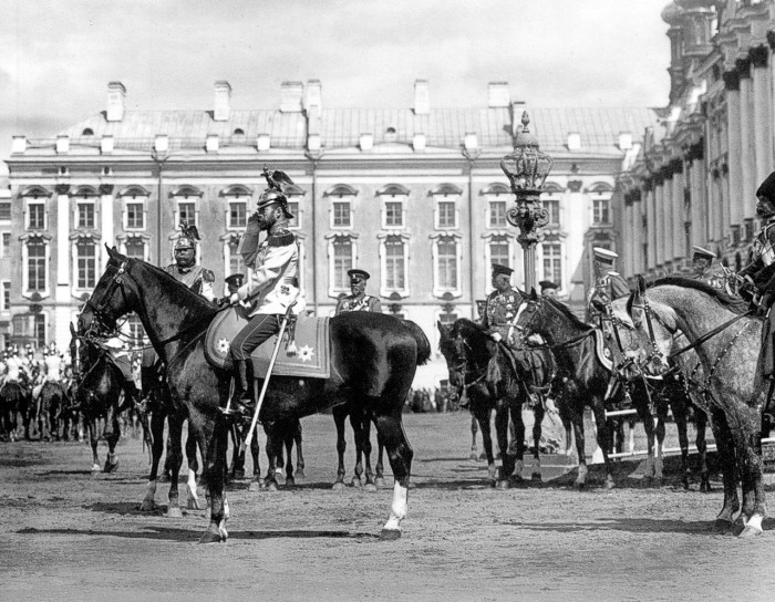 Император Николай II проводит смотр лейб гвардии кирасирского полка. Царское село, 1911 год. Император Николай II проводит смотр лейб гвардии кирасирского полка. Царское село, 1911 год.
