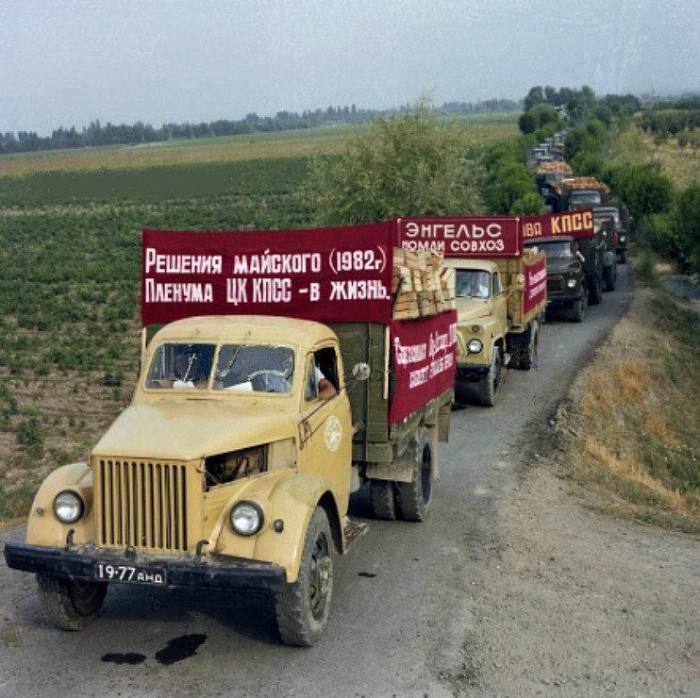 Колонна машин с овощами и фруктами направляются в Андижан, 1 июля 1982 года. Узбекская ССР. Колонна машин с овощами и фруктами направляются в Андижан, 1 июля 1982 года. Узбекская ССР.