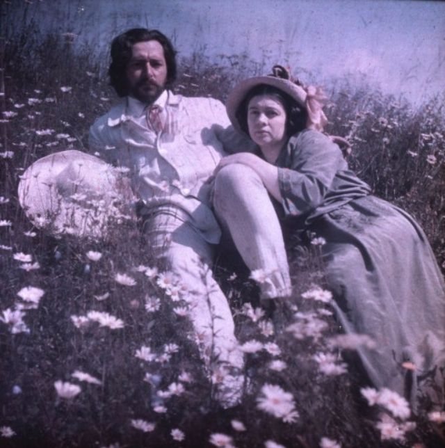 Леонид и Анна Андреева в саду своего дома.