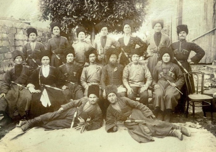 Пешие казаки в кубанском войске из особой команды, несшей сторожевую и разведочную службу на Кубани. Пешие казаки в кубанском войске из особой команды, несшей сторожевую и разведочную службу на Кубани.