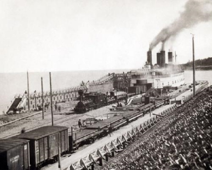 Разгрузка ледокола-парома на Байкале в 1903 году. Разгрузка ледокола-парома на Байкале в 1903 году.