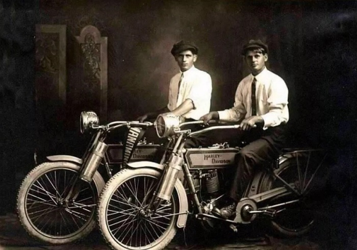Молодые люди на мотоциклах Harley-Davidson, 1914 год. | Фото: itd0.mycdn.me. Молодые люди на мотоциклах Harley-Davidson, 1914 год. | Фото: itd0.mycdn.me.