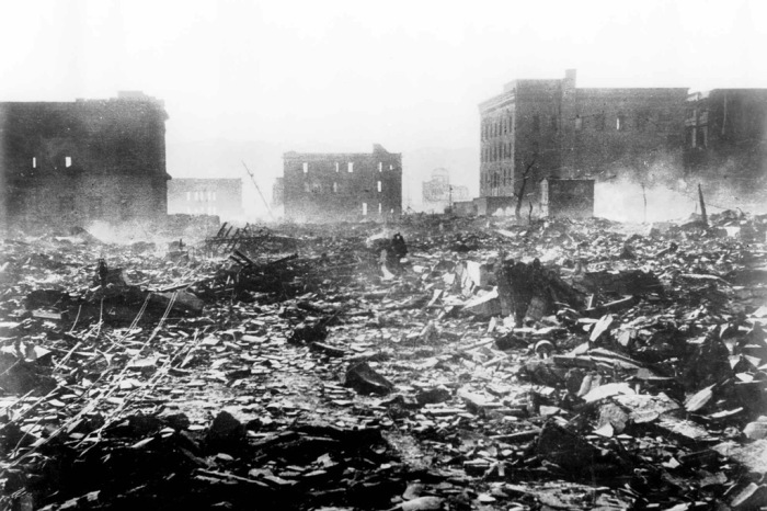  Вид на руины Хиросимы на следующий день после атомной бомбардировки.
