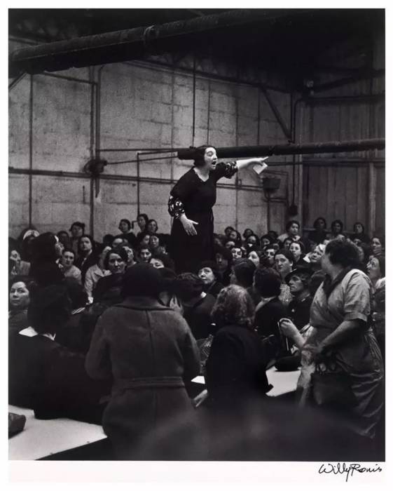 Работницы во время забастовки на заводе Ситроен в 1938 году. Работницы во время забастовки на заводе Ситроен в 1938 году.