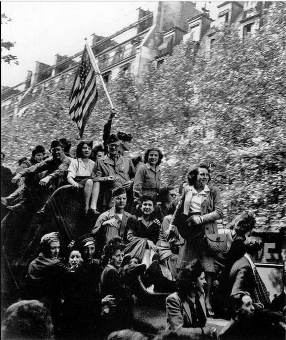 8 мая во Франции традиционно проводится небольшой военный парад с выступлением президента. 8 мая во Франции традиционно проводится небольшой военный парад с выступлением президента.