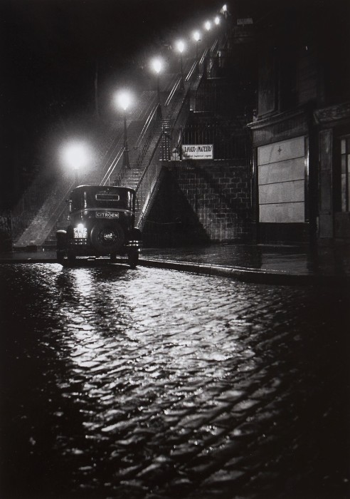 Одна из улиц в Центре Парижа в 1938 году. Одна из улиц в Центре Парижа в 1938 году.