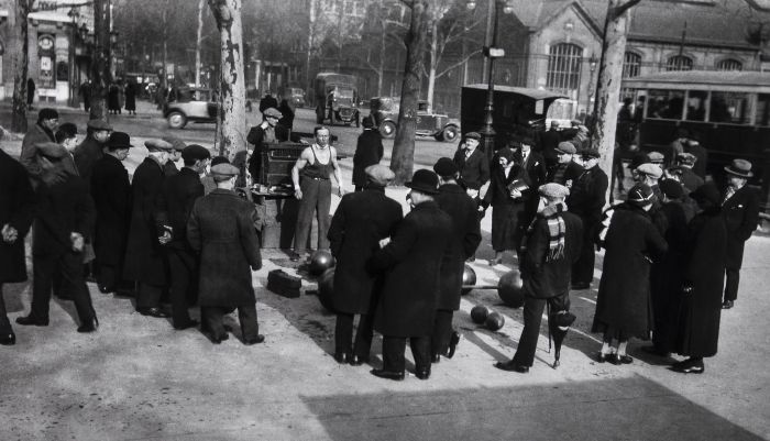 Силач на одной из улиц в Париже в 1934 году. Силач на одной из улиц в Париже в 1934 году.