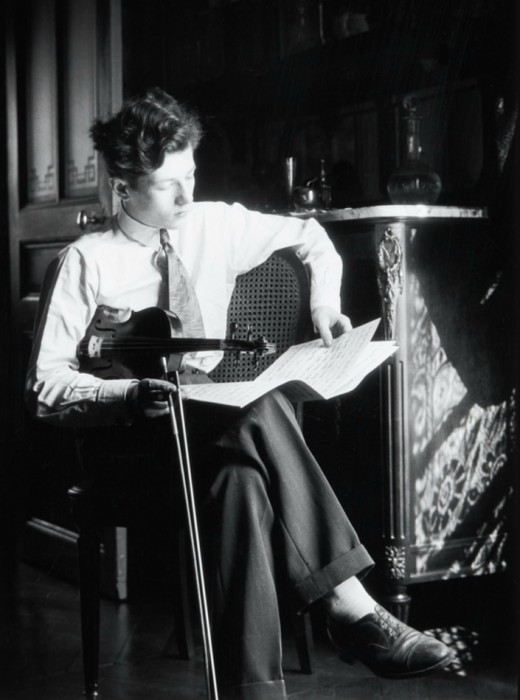 Вилли Рони во время занятия музыкой. Вилли Рони во время занятия музыкой.