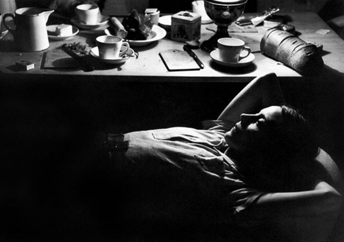 Ночь в небольшом сельском домики в швейцарском стиле в 1935 году. Ночь в небольшом сельском домики в швейцарском стиле в 1935 году.