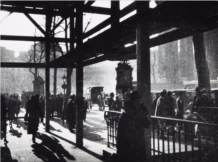 Строительство магазина «Три области» на площади Мадлен в 1930 году. Строительство магазина «Три области» на площади Мадлен в 1930 году.