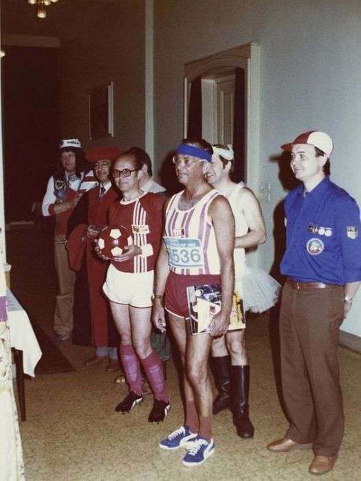 Агенты «Штази» на костюмированном праздновании дня рождения старшего офицера. ГДР, 1980–е годы. Агенты «Штази» на костюмированном праздновании дня рождения старшего офицера. ГДР, 1980–е годы.