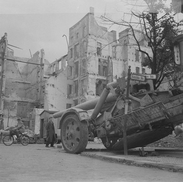 Мирный житель осматривает брошенную на улице Берлина немецкую 210-мм тяжелую полевую гаубицу 21 cm Mörser 18. Мирный житель осматривает брошенную на улице Берлина немецкую 210-мм тяжелую полевую гаубицу 21 cm Mörser 18.