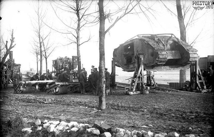 Немецкие солдаты грузят на железнодорожную платформу захваченный британский танк Mark I. Немецкие солдаты грузят на железнодорожную платформу захваченный британский танк Mark I.