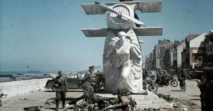 Немецкие офицеры осматривают мемориал Луи Блерио. Немецкие офицеры осматривают мемориал Луи Блерио.