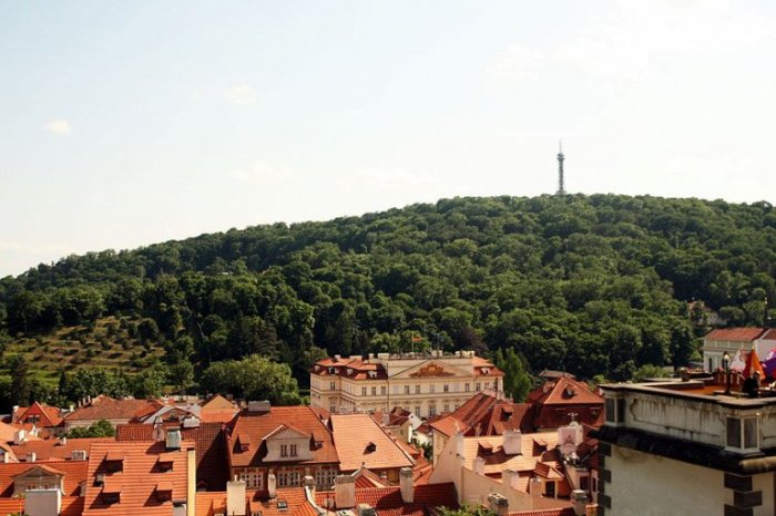 Самый высокий и наиболее живописный из семи пражских холмов – идеальное место для летней прогулки. Самый высокий и наиболее живописный из семи пражских холмов – идеальное место для летней прогулки.