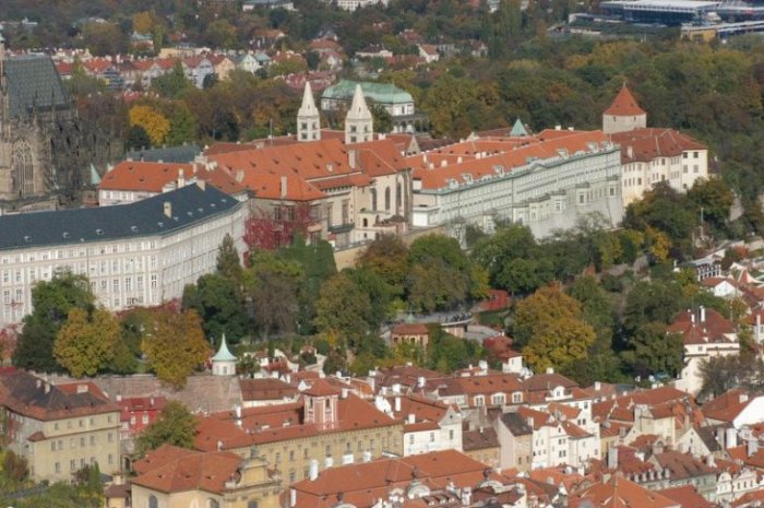 Изначально место застраивалось для заселения дворцовой челяди, но течением времени превратилось в район роскошных дворцов и особняков аристократии. Изначально место застраивалось для заселения дворцовой челяди, но течением времени превратилось в район роскошных дворцов и особняков аристократии.