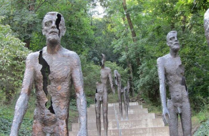 Внушительный мемориал из семи бронзовых фигур, созданный коллективом архитекторов, был установлен в мае 2002 года в память о жертвах коммунистического правления. Внушительный мемориал из семи бронзовых фигур, созданный коллективом архитекторов, был установлен в мае 2002 года в память о жертвах коммунистического правления.