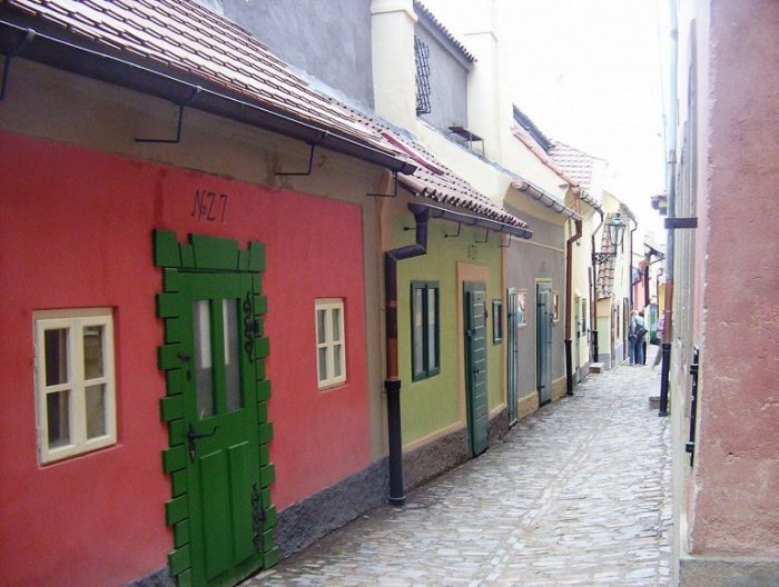 В миниатюрных домиках, встроенных в арки бывшей крепостной стены, ранее проживали стражники, ювелиры и ремесленники, а позже преступники и бедняки. В миниатюрных домиках, встроенных в арки бывшей крепостной стены, ранее проживали стражники, ювелиры и ремесленники, а позже преступники и бедняки.