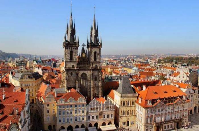 Две остроконечные башни величественного готического Тынского храма, которые заметны в любую погоду из любой точки Праги, построены семь веков назад. Две остроконечные башни величественного готического Тынского храма, которые заметны в любую погоду из любой точки Праги, построены семь веков назад.