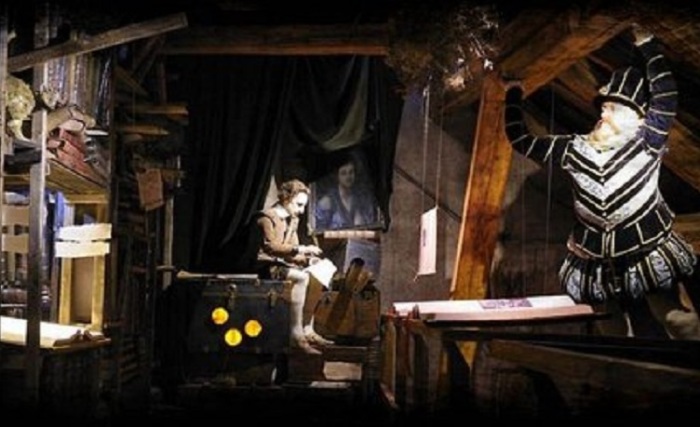 Интерактивный музей расположен в доме под названием «У осла в колыбели», где в прошлом проживал известный алхимик Эдвард Келли, здесь же была расположена его тайная лаборатория. Интерактивный музей расположен в доме под названием «У осла в колыбели», где в прошлом проживал известный алхимик Эдвард Келли, здесь же была расположена его тайная лаборатория.