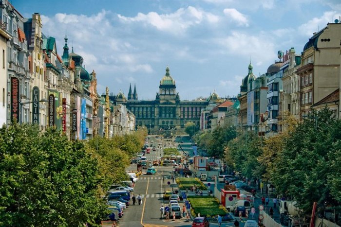 В главной точке самой длинной площади Праги расположена конная статуя – памятник Святому Вацлаву, покровителю Чехии. В главной точке самой длинной площади Праги расположена конная статуя – памятник Святому Вацлаву, покровителю Чехии.