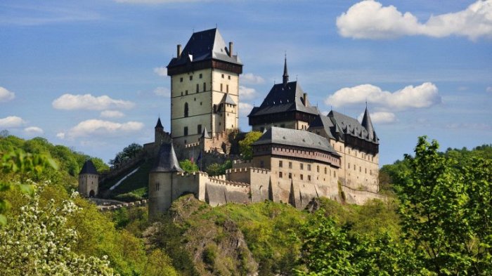 Бывшая летняя резиденция короля Чехии и императора Священной Римской империи - Карла IV расположена на неприступной скале высотой более 70 метров. Бывшая летняя резиденция короля Чехии и императора Священной Римской империи - Карла IV расположена на неприступной скале высотой более 70 метров.